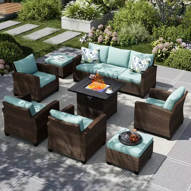 Captiva Designs 8-teiliges Outdoor-Terrassen-Set aus Korbgeflecht mit Sitzkissen, Feuerstelle, Hockern und Einzelsesseln