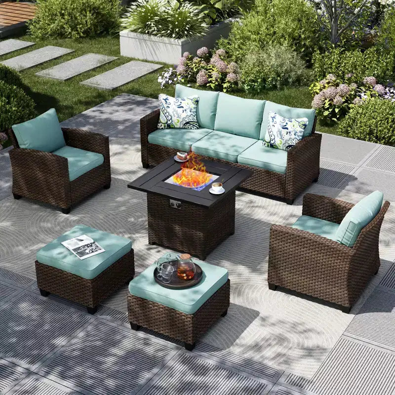 Captiva Designs 6-tlg. Outdoor-Terrassen-Set aus Korbgeflecht/Rattan mit Feuerstelle, gepolsterten Hockern und Einzelsofas
