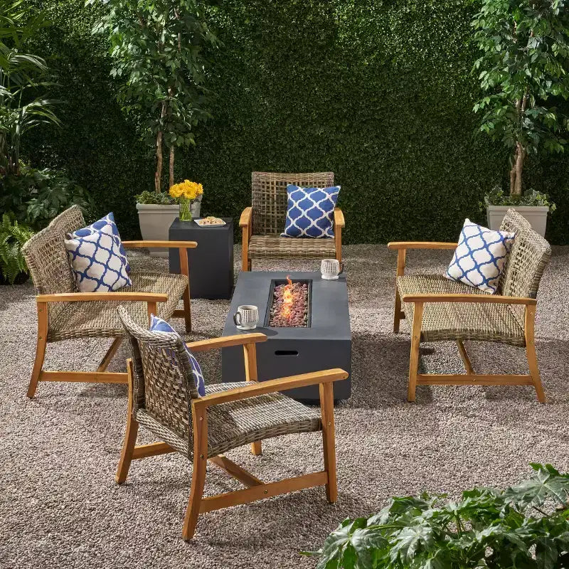 Christopher Knight Home Augusta Outdoor-Set mit 6 Sitzplätzen aus Akazienholz und Geflecht mit Feuertisch