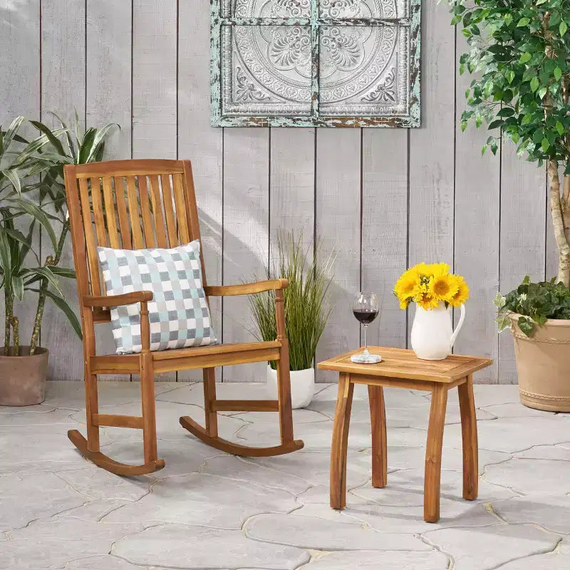 Christopher Knight Home Reynard Outdoor-Schaukelstuhl- und Tisch-Set aus Akazienholz mit Lamellendesign