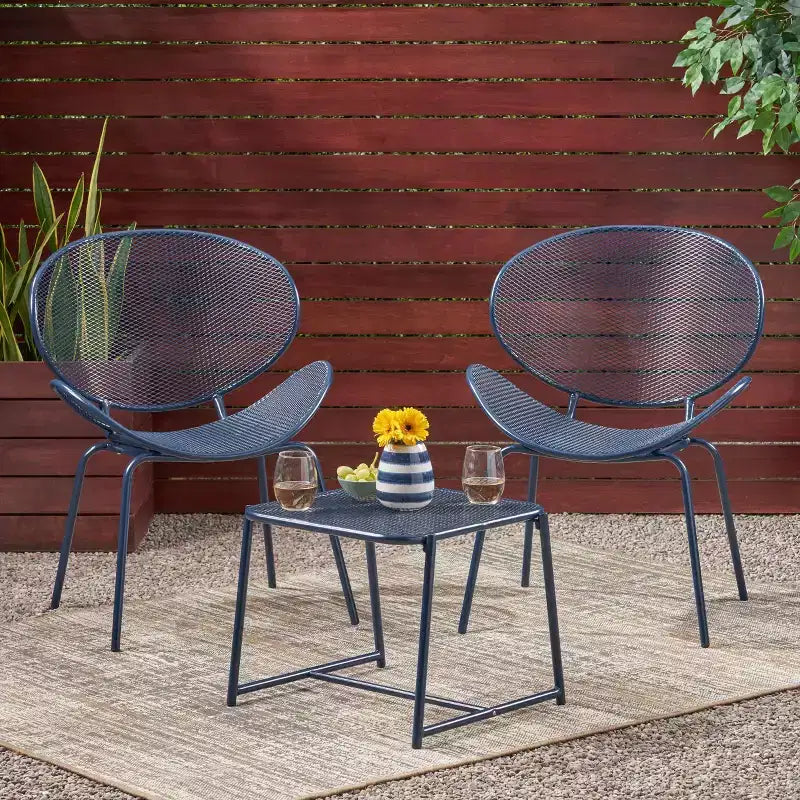 Christopher Knight Home James 3-teiliges Outdoor-Sitzgruppen-Set mit pulverbeschichteten Eisenschalenstühlen und Netzgewebe-Tisch