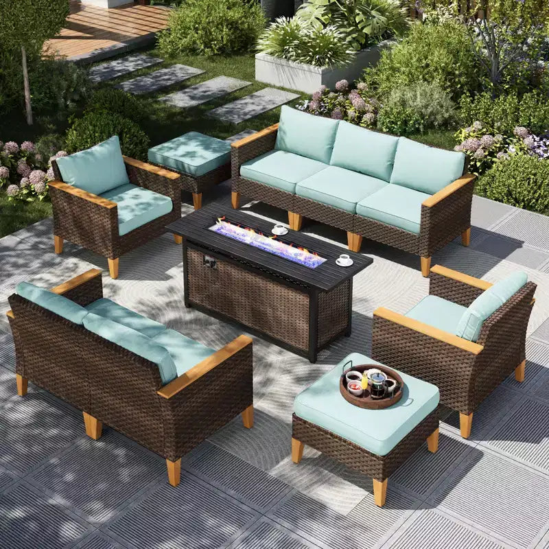 Captiva Designs 10-teiliges Rattan-Gartenmöbel-Set für die Terrasse mit Feuertisch und gepolstertem Hocker