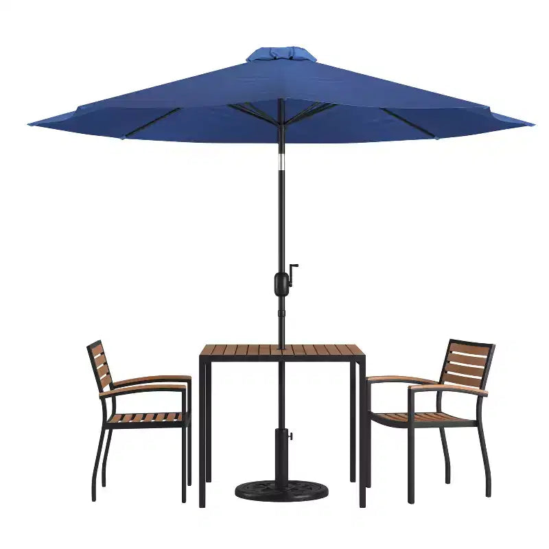 Emma und Oliver 5-teiliges Terrassentisch-Set - 2 stapelbare Stühle aus synthetischem Teakholz-Imitat - Tisch aus Teakholz-Imitat - Sonnenschirm mit Ständer