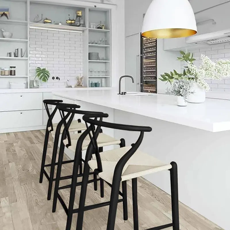 Barhocker aus Massivholz mit offener Y-Rückenlehne, geflochtener Sitz im Landhausstil