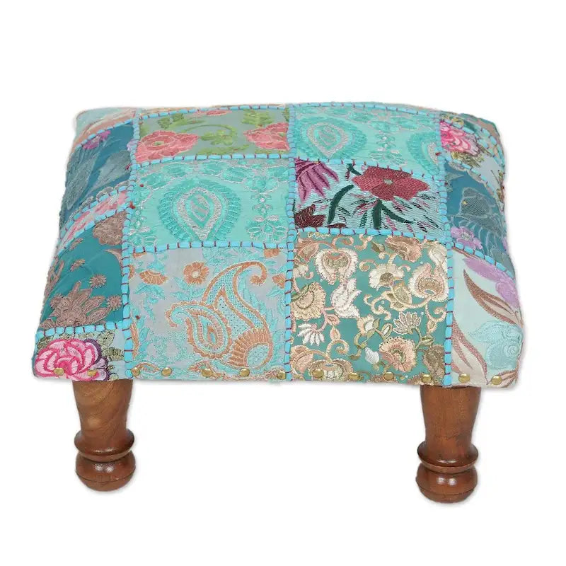 Handgefertigter verzierter Ottoman, Rajasthani Patchwork (Indien)