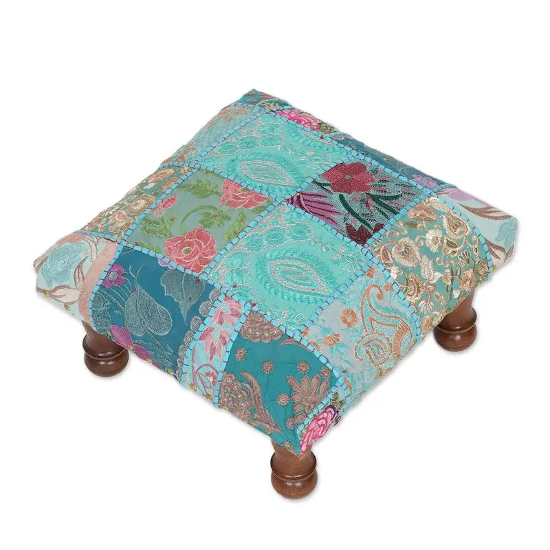 Handgefertigter verzierter Ottoman, Rajasthani Patchwork (Indien)