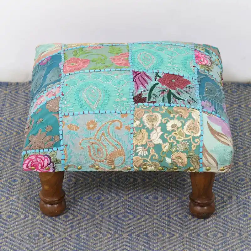 Handgefertigter verzierter Ottoman, Rajasthani Patchwork (Indien)